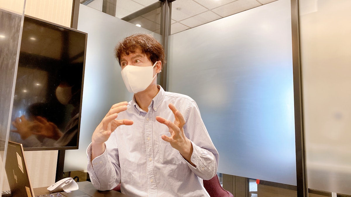 ジュリアンさんがジェスチャーを交えて、事業の内容を紹介してくださっている写真